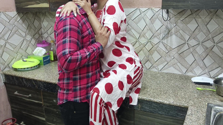 Hornycouple149: Sensual madrasta Saara concorda em deixar seu curioso enteado fodê-la...