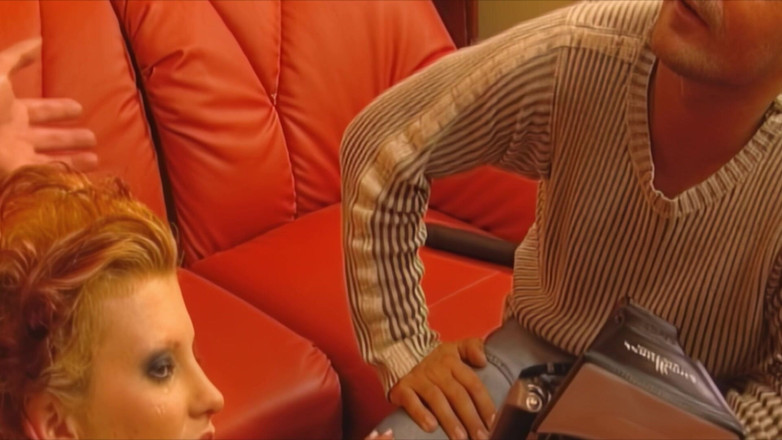 Old & Young: Awek berambut merah deepthroat zakar dengan lapar ghairah