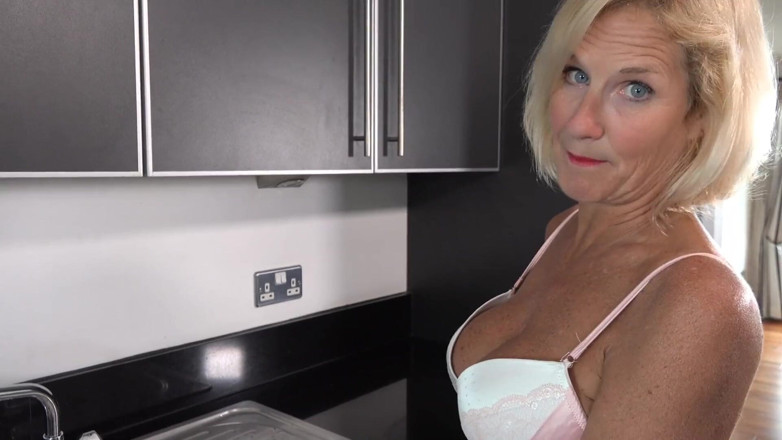 Dirty Doctors Clips - Solo Mature Playtime: Писяє в раковину
