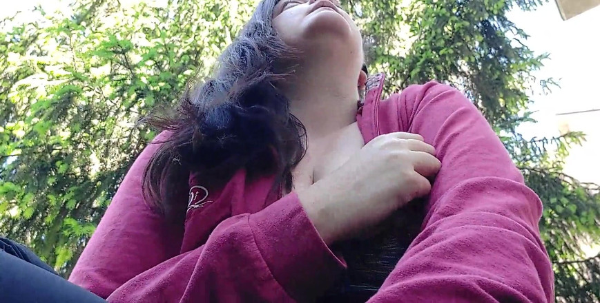 Nicoletta Embassi: Nicoletta raucht in einem garten und zeigt dir ihre großen...