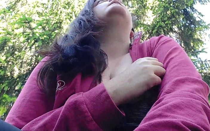 Nicoletta Embassi: Nicoletta kouří na zahradě a ukazuje ti své velké kozy...