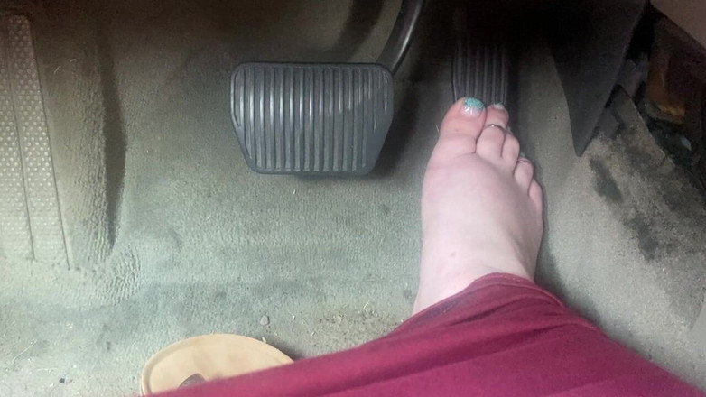 BellaBlast: सैंडल में पैडल पंप करना - गैस पर एक पैर और ब्रेक पर अन्य के साथ ड्राइविंग