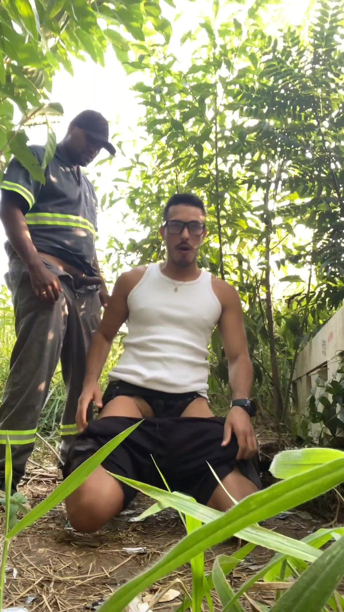 SEX GAY AMATEUR: 建筑工人在建筑工地上操男孩