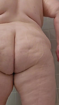 Grandota tiene orgasmo rápido durante la ducha