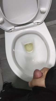 Shyboymasturbate: 사무실 화장실에서 근무 시간 동안 자위하는 발정난 소년