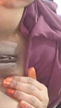 Hintli yalnız ev geniş kocası dışarı çıktıktan sonra seksi amcığını sert sikmek istiyor