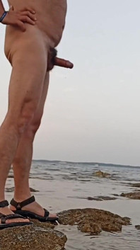 Disfrutando de mi pis matutino afuera en la playa
