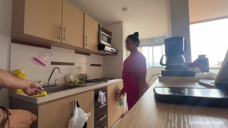 Latinaspy: 巨大なお尻のメイドがアパートを掃除し、その後上司を手でつつ パート1