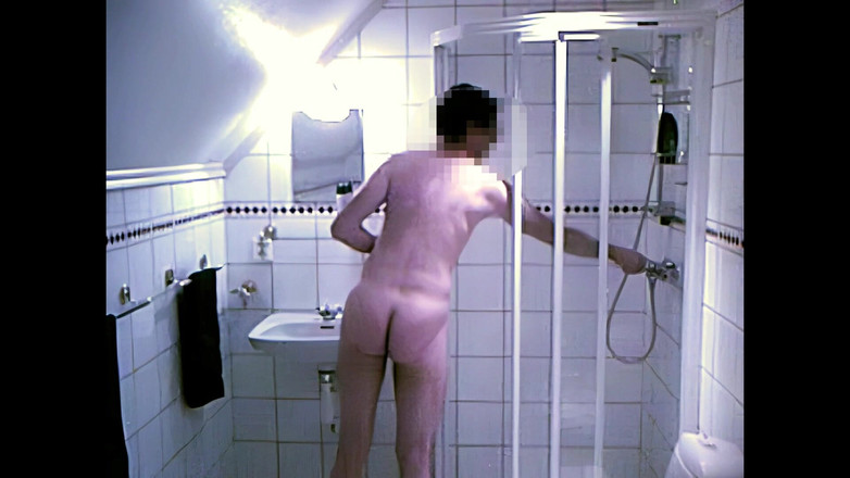 Mark Hannes: Cewek ini lagi asik masturbasi memeknya sampai kencing di kamar...