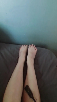Látigos y mis hermosas piernas y pies