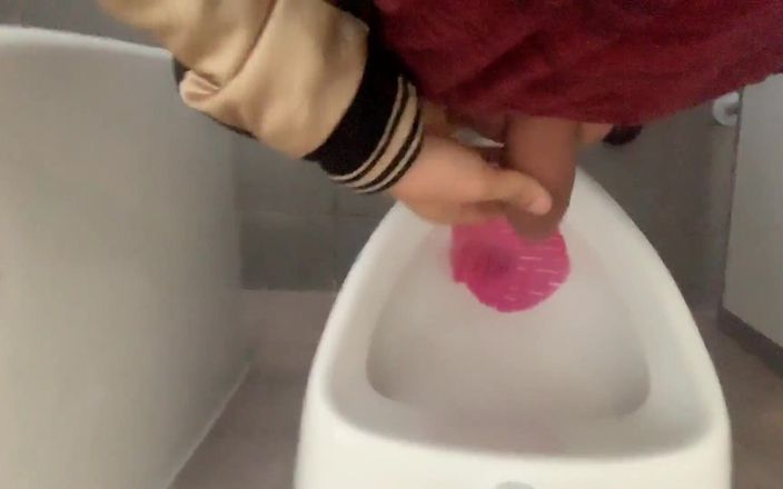 Idmir Sugary: Kollektion - oklippt pojke pissar på olika platser - Urinal, utanför