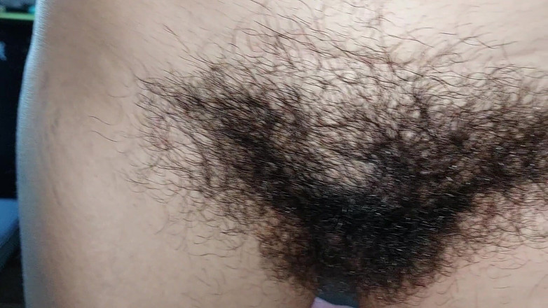 Amateur_MS: Mama sexy își fute cu degetul pizda păroasă