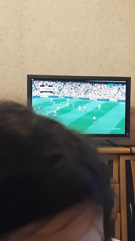 Bottom Sissy-sklavin schlampe bedient ihren besitzer als Beeer-Stand, lutscht und küsst schwanz und Liks-arsch, während besitzer Fußball guckt