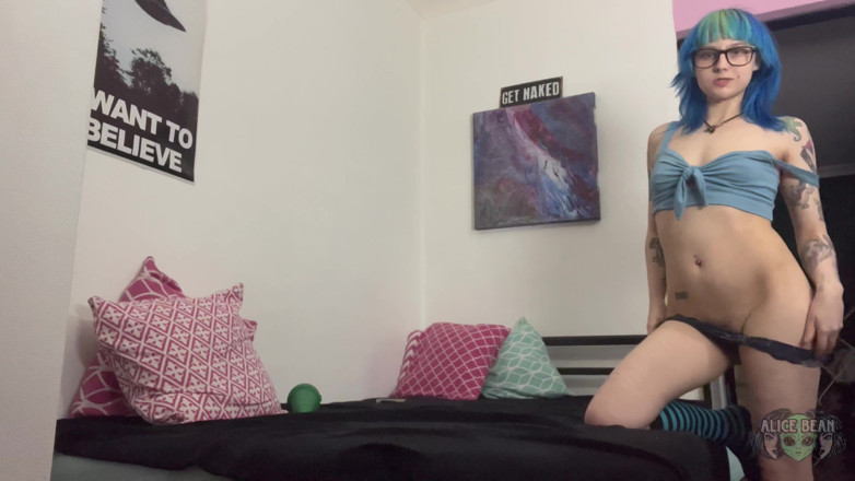 Alice Bean: Peeing and Fingering