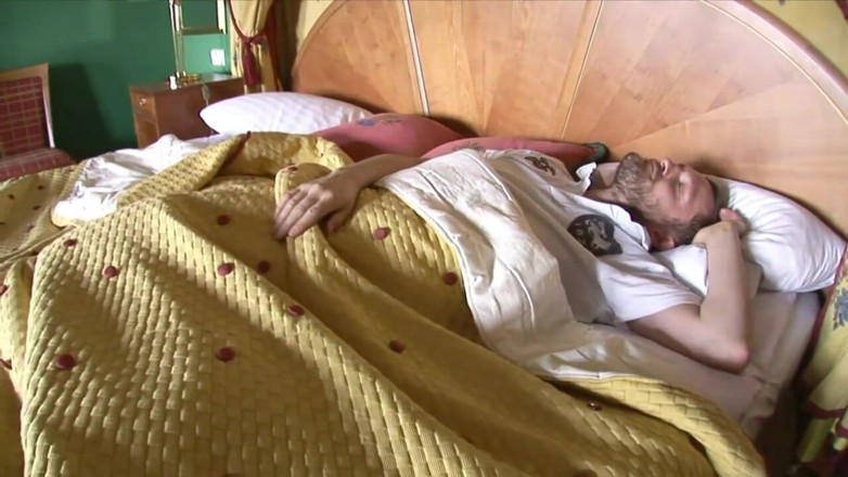 Monster Cocks: Žhavá a sexy služka nabízí dobré služby