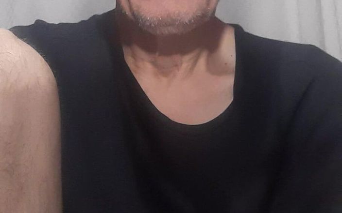 Big uncut hard cock: Seorang pria cantik dengan kaos dan celana dalam menunggu untuk...