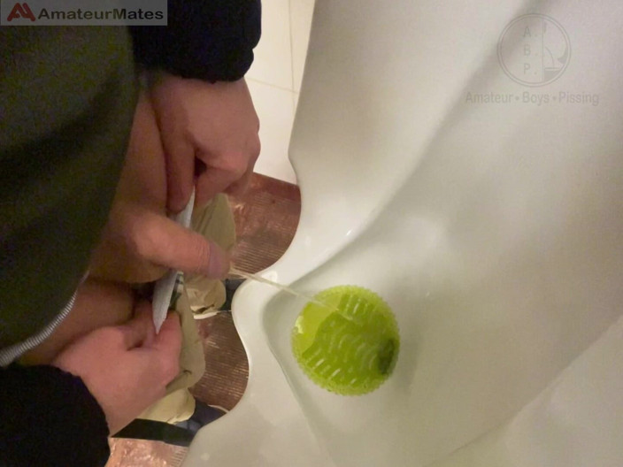 AmateurBoysPissing: Ragazzo Sorpreso a Pisciare in Un Orinatoio Di Un Bagno...