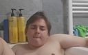 DustinSS7: Chico gordito masturbándose en la bañera