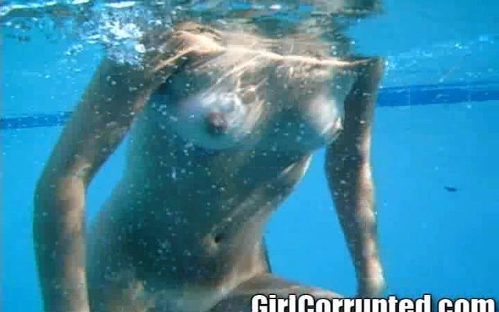 Girl Corrupted: सिएरा स्नो हॉप्स ठंडे पूल में