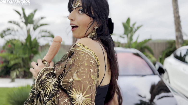 Aaliyah Yasin: Muslim Bad Girl Fucks Herself on Top of a Car