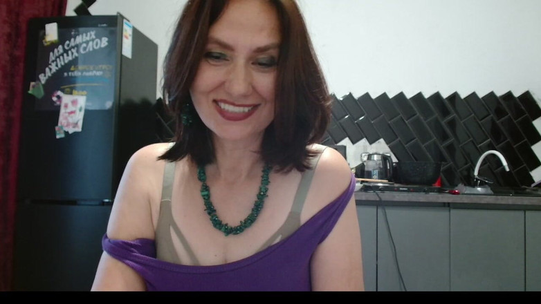 ANGELA_LADY: Une MILF décomplexée se déshabille et se trémousse le cul...