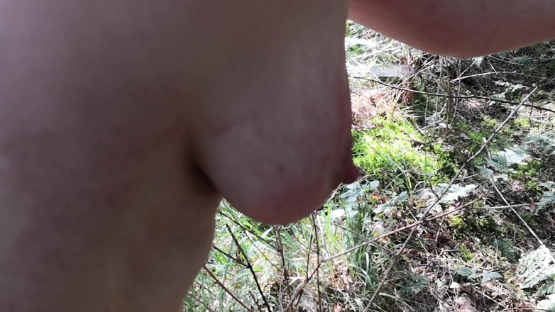 Bouncy Tits Action: Sebat di dalam hutan