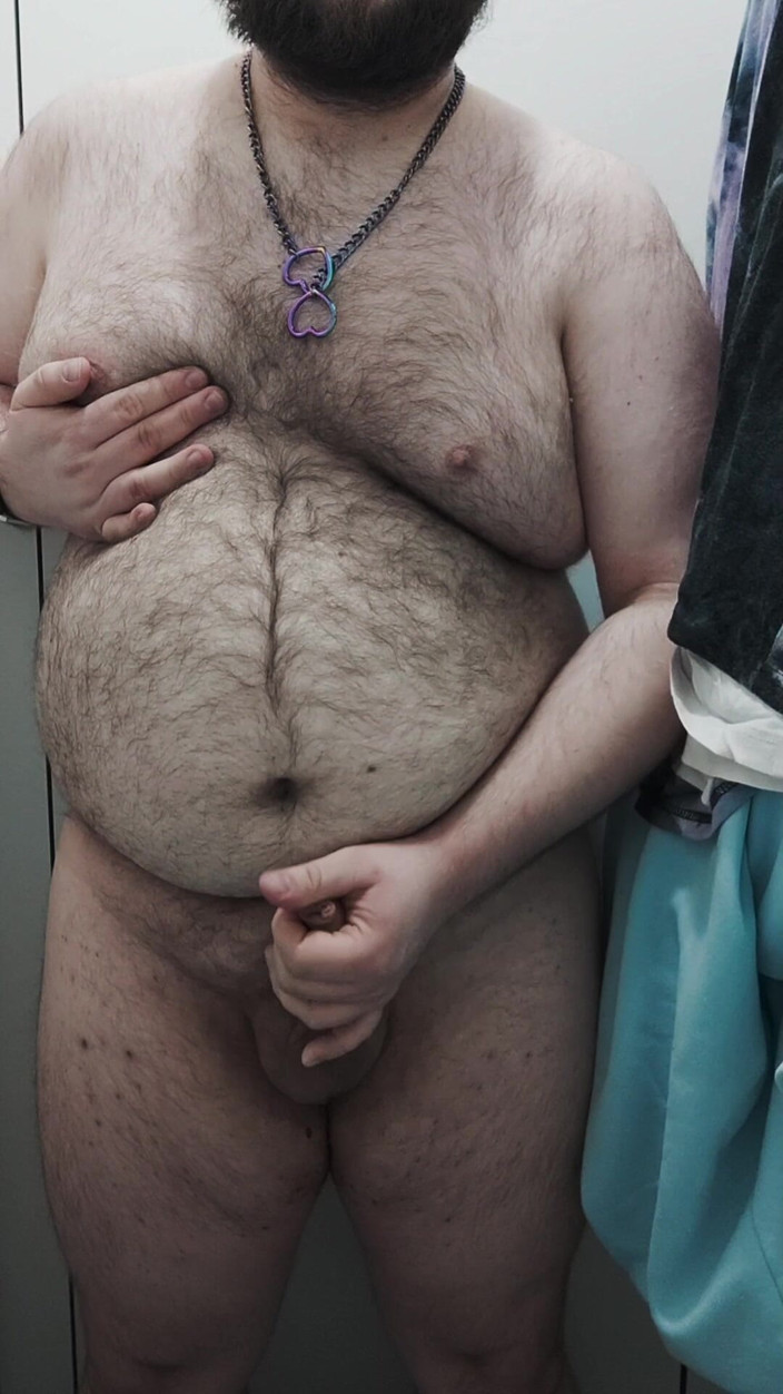 BearPup Akuma: 뚱뚱한 곰이 화장실에서 자위하며 정액을 핥는다