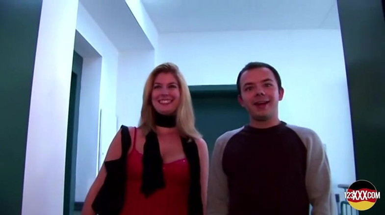 123XXX - 100% Amateurs: La sexy bionda ha il sogno di una bocca piena...
