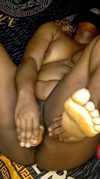 Kakak tiriku melihatku menyentuh diriku sendiri