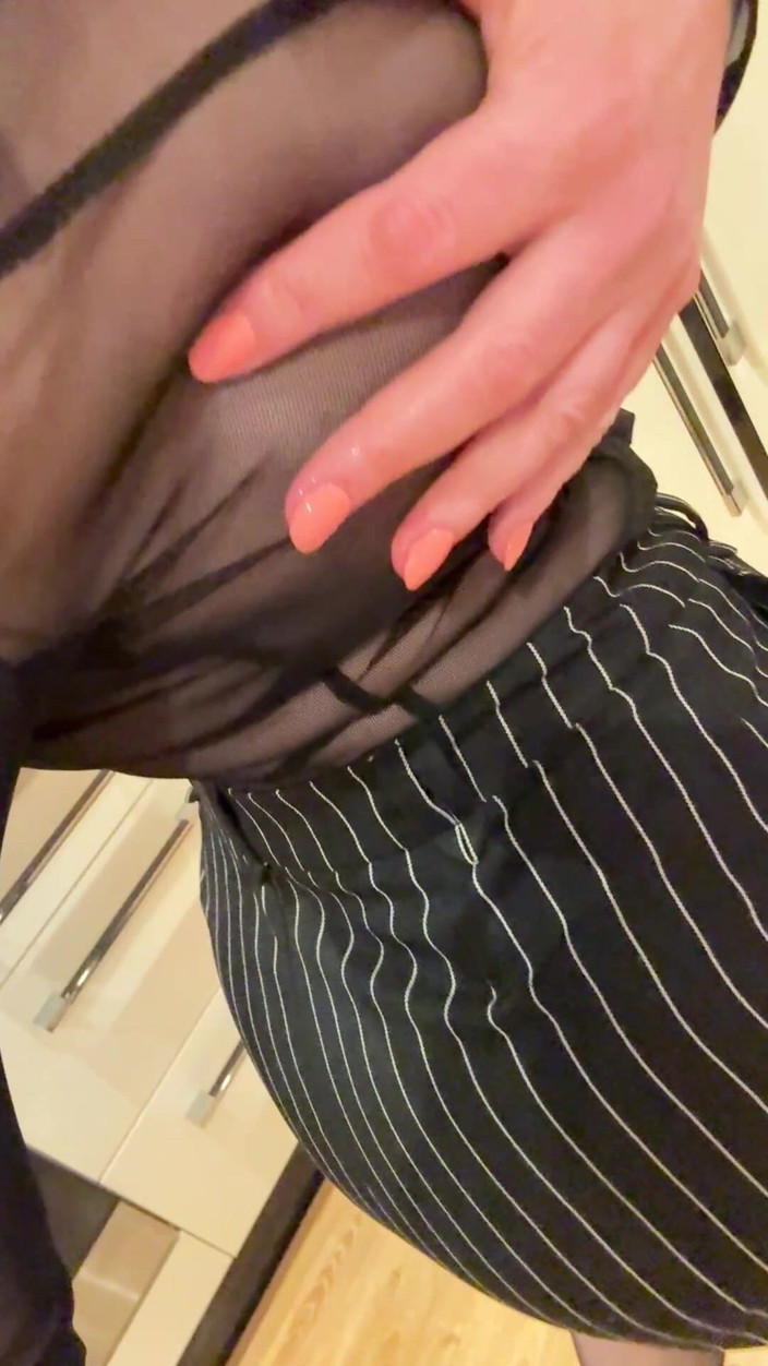 Sophie James: Sexy vedere attraverso la segretaria dopo la mezzanotte !!