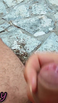 Esibizione del cazzo! Siamo stati beccati! Insegnante sega nuda al mare in Croazia! - Misscreamy