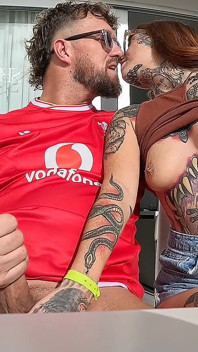 Handjob mit riesigem abspritzen auf dem balkon!