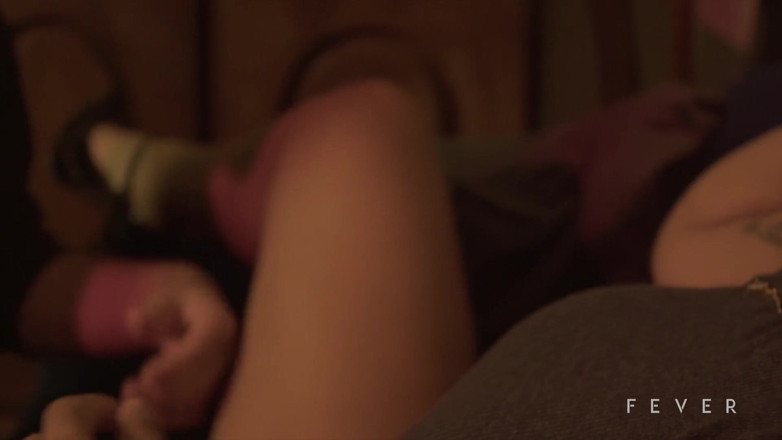 Fever Films: Une femme regarde son mari baiser son amie
