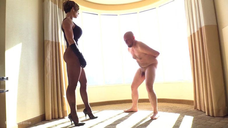 Ballbustingchicks: Un uomo più piccolo scopata alle palle e umiliato da...