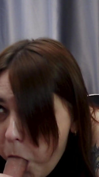 Zralá máma s velkými prsy sá velké dildo