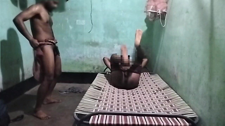 Desi Tits: Komşu dede twink oğlanı sikiyor