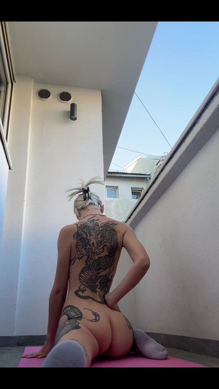 Rany Thompson: Moje nagie ćwiczenia i rozciąganie przez 5 minut, które pomagają mi utrzymać...