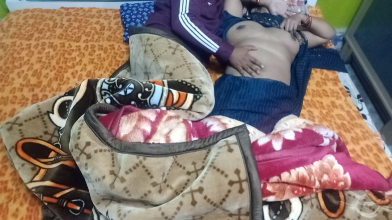 Manjushukla: Velmi krásná indická Desi Bhabhi šuká se svým přítelem.