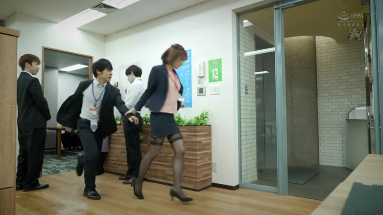 Smooth Time: Güzel sürtük kadın patron genç meslektaşıyla seks yapmayı seviyor. Bölüm 3