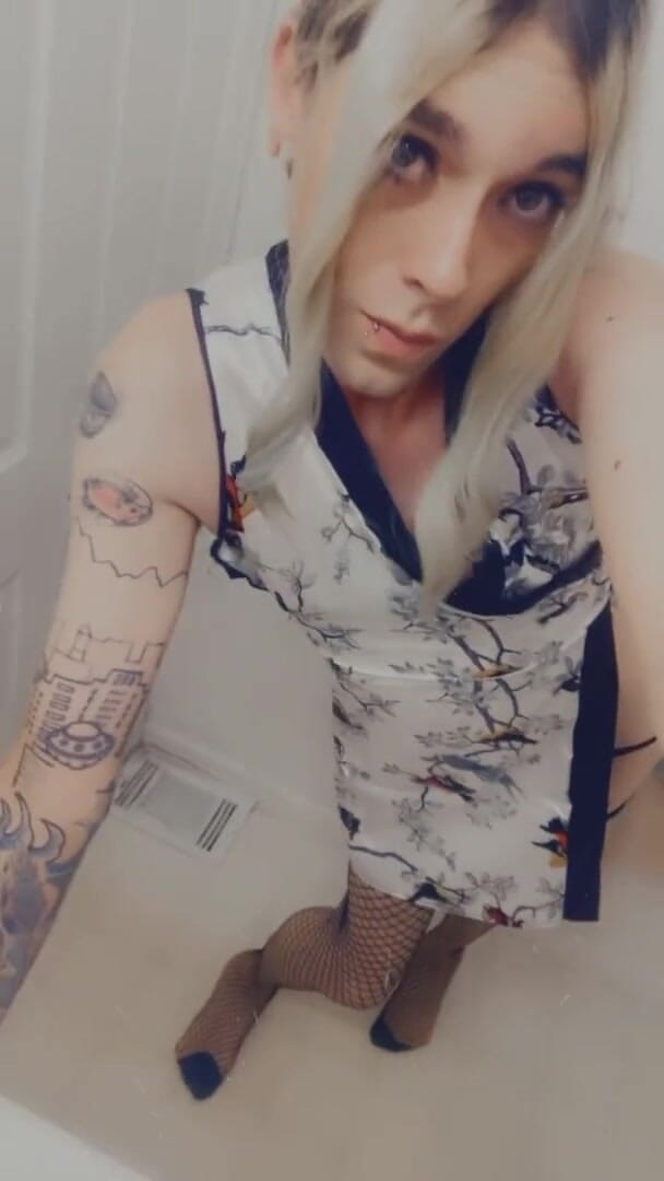 CarmenMelatonin: Kimono babe wants to play