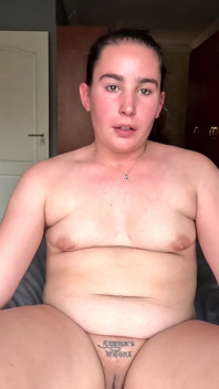 Je Vape À Poil Sur Le Lit En Exhibant Ma Grosse Chatte Rasée