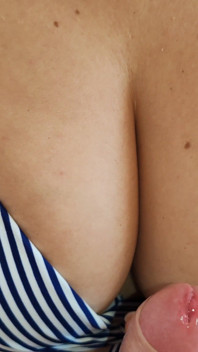 新しいセクシーな水着姿の豊満な妻 - 情熱的な乳房と胸の間に大量の精液を