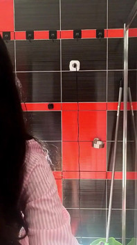 La piccola mora del college girl prom queen toglie le mutandine in bagno per far esibizionismo figa e culo nudo