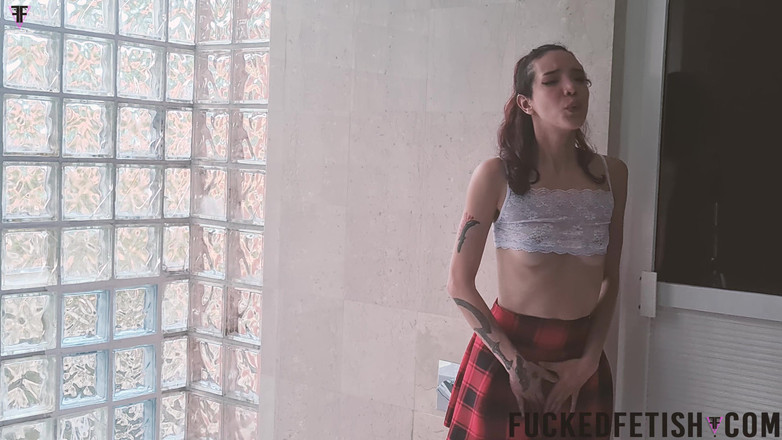 Fucked fetish: Imbarazzo per la prima pipì sulla videocamera contenuti di una...