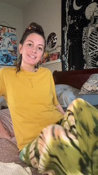 Sigara içen orta yaşlı seksi kadın chery ağaçları göt tıkacı sokuyor ve amcıkla oynuyor