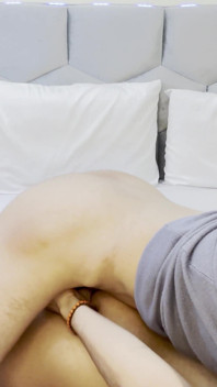 Chlapec se sexy, vztyčeným penisem jezdí na zadku své milenky a šuká ho nonstop, dokud ejakuluje.