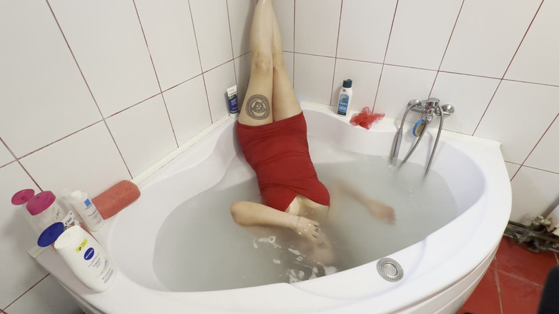 Emeli: तेल मेरे बाल फिर इसे बाथटब में धोएं