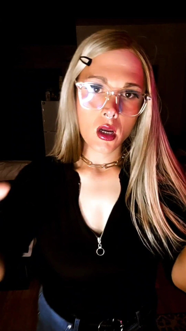 Darkfetish2k: Stoute meid Kylie betrapt op roken
