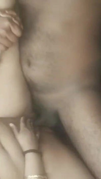 Curvy Desi babe ger slarvig deepthroat avsugning och knullas hårt med rörigt cumshot
