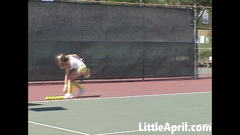 Little April: Awek remaja seksi Little April bermain tenis